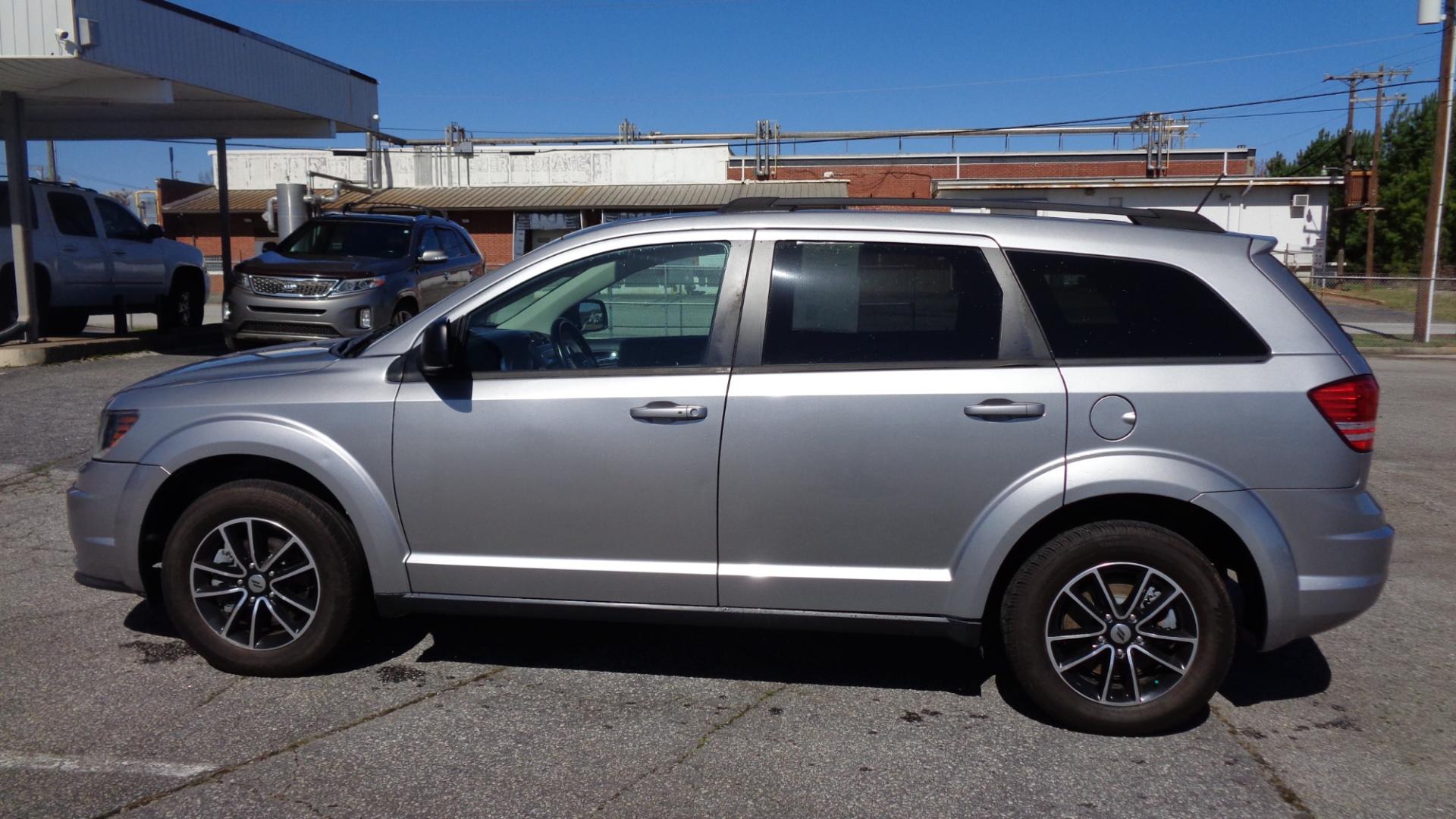 2018 SILVER /Black Dodge Journey SE (3C4PDCAB7JT) with an 2.4L L4 DOHC 16V engine, Automatic transmission, located at 2812 White Horse Road, Greenville, SC, 29611, (864) 269-1711, 34.808655, -82.434776 - 2.4 LITER 4 CYLINDER ENGINE,17 INCH ALLOY WHEELS,ANTI LOCK BRAKES,ANTI THEFT SYSTEM,2 ZONE A/C CLIMATE CONTROL,TILT/REACH STEERING,DUAL AIRBAGS,FRONT/SIDE REAR AIRBAGS,BODY COLOR BUMPERS AND DOOR HANDLES,CRUISE CONTROL,AUTOMATIC HEADLIGHTS,USB/AUX OUTLET,VANITY MIRRORS,TRACTION CONTROL,POWER MIRRORS - Photo#5